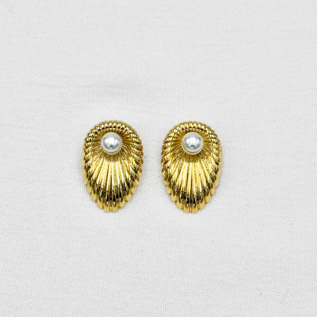 ARETES DE CONCHA TEXTURIZADA CON PERLA CENTRAL EN ACERO AR3165G30 ARETES DE CONCHA TEXTURIZADA CON PERLA CENTRAL EN ACERO AR3165G30