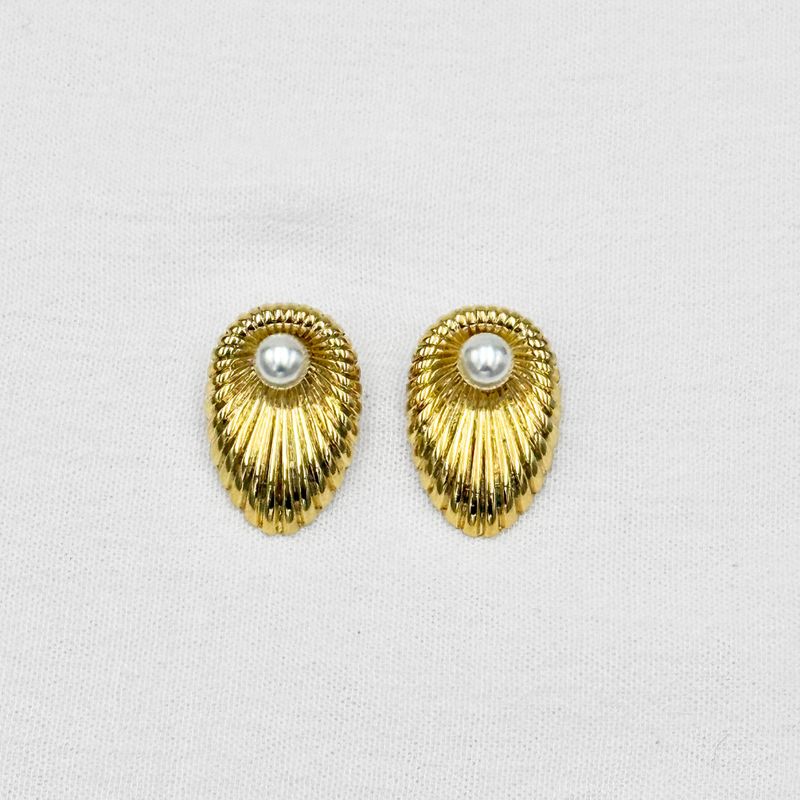 ARETES DE CONCHA TEXTURIZADA CON PERLA CENTRAL EN ACERO AR3165G30 ARETES DE CONCHA TEXTURIZADA CON PERLA CENTRAL EN ACERO AR3165G30