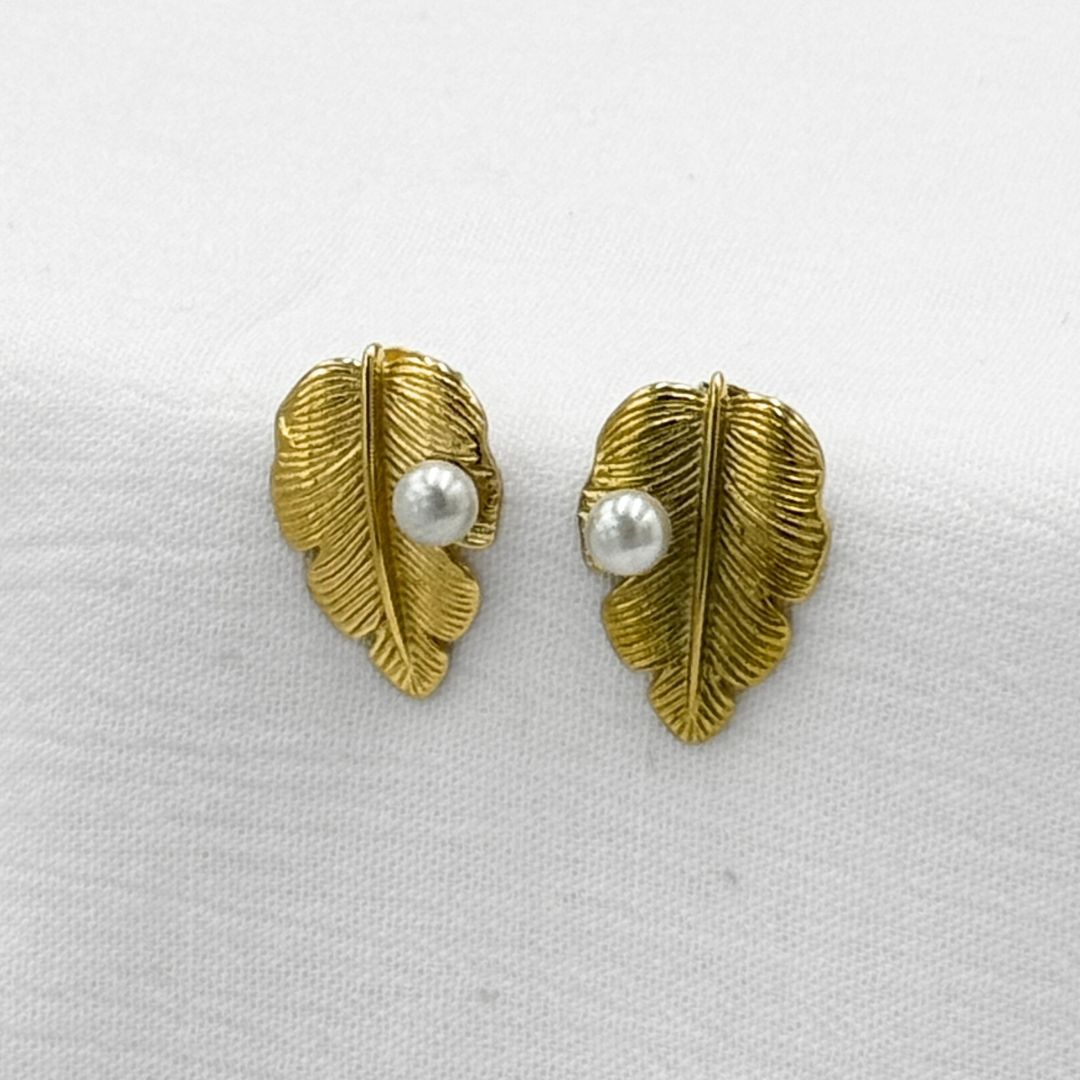 ARETES DE HOJA TEXTURIZADA CON PERLA LATERAL EN ACERO AR3168G31 ARETES DE HOJA TEXTURIZADA CON PERLA LATERAL EN ACERO AR3168G31