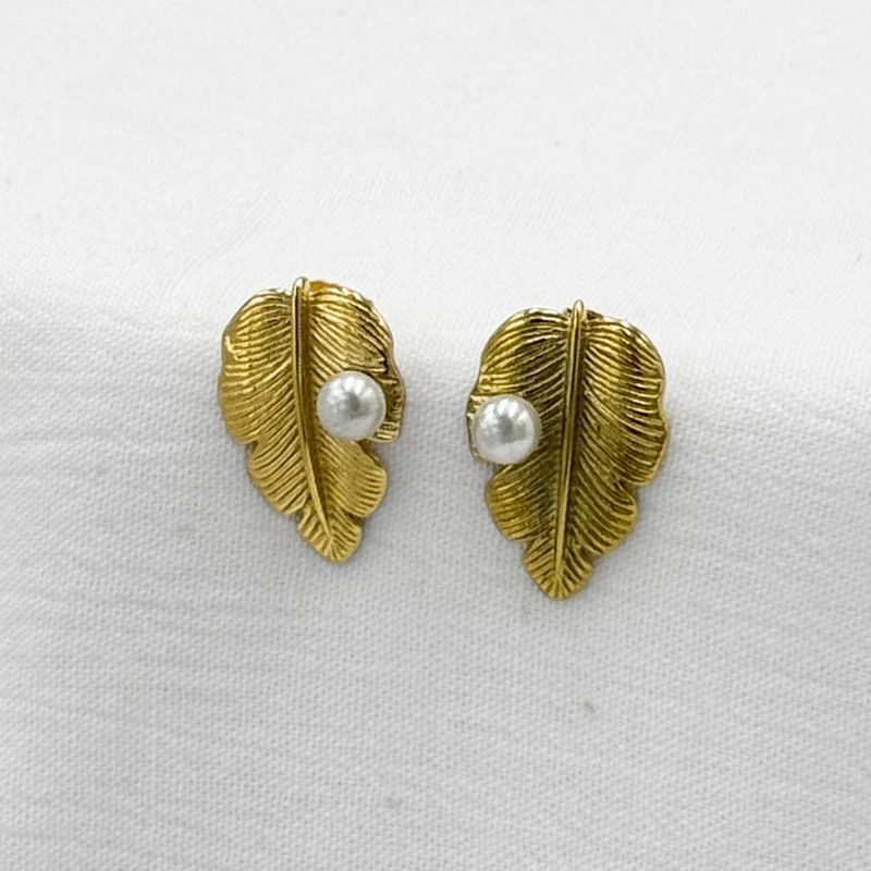 ARETES DE HOJA TEXTURIZADA CON PERLA LATERAL EN ACERO AR3168G31 ARETES DE HOJA TEXTURIZADA CON PERLA LATERAL EN ACERO AR3168G31