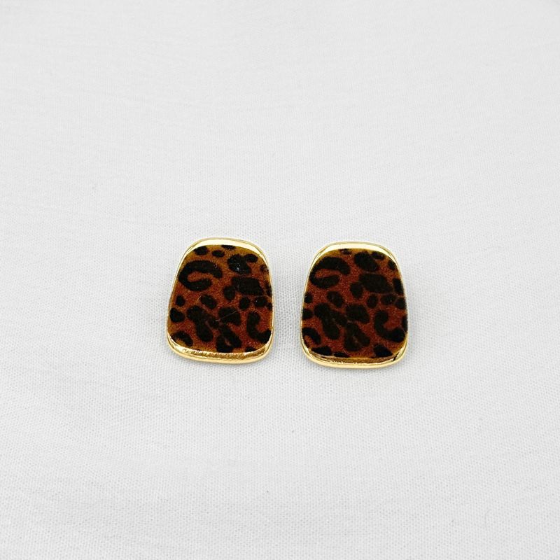 ARETES GEOMÉTRICOS CON TEXTURA DE FELPA EN ANIMAL PRINT Y BAÑO DE ORO DE 18K AR3171G30 ARETES GEOMÉTRICOS CON TEXTURA DE FELPA EN ANIMAL PRINT Y BAÑO DE ORO DE 18K AR3171G30