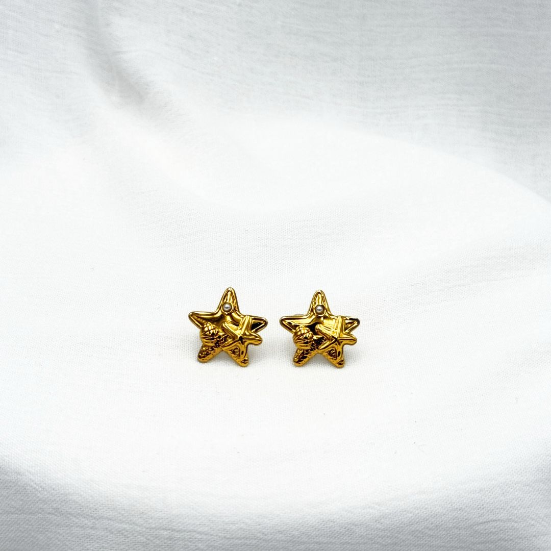 ARETES DE ESTRELLA DE MAR CON RELIEVE DE CONCHAS Y PERLA EN ACERO AR3182G29 ARETES DE ESTRELLA DE MAR CON RELIEVE DE CONCHAS Y PERLA EN ACERO AR3182G29