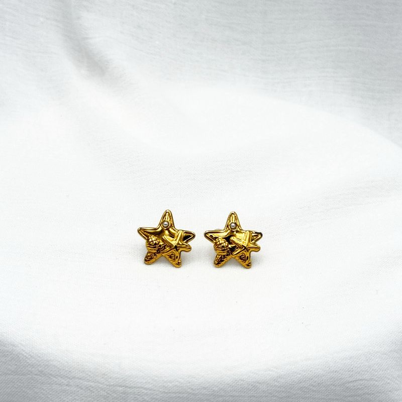 ARETES DE ESTRELLA DE MAR CON RELIEVE DE CONCHAS Y PERLA EN ACERO AR3182G29 ARETES DE ESTRELLA DE MAR CON RELIEVE DE CONCHAS Y PERLA EN ACERO AR3182G29