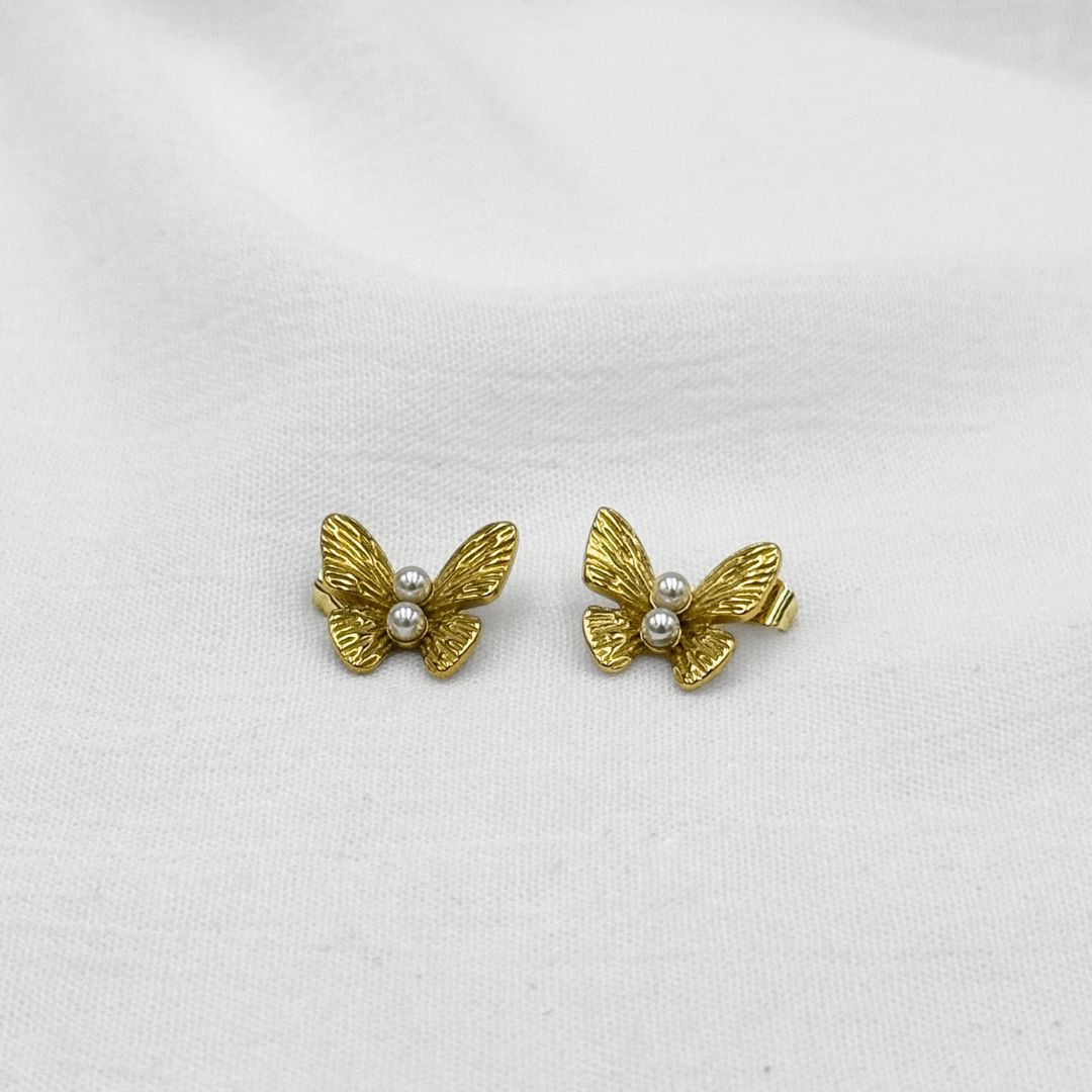 ARETES DE MARIPOSA TEXTURIZADA CON DOBLE PERLA EN ACERO AR3183G31 ARETES DE MARIPOSA TEXTURIZADA CON DOBLE PERLA EN ACERO AR3183G31