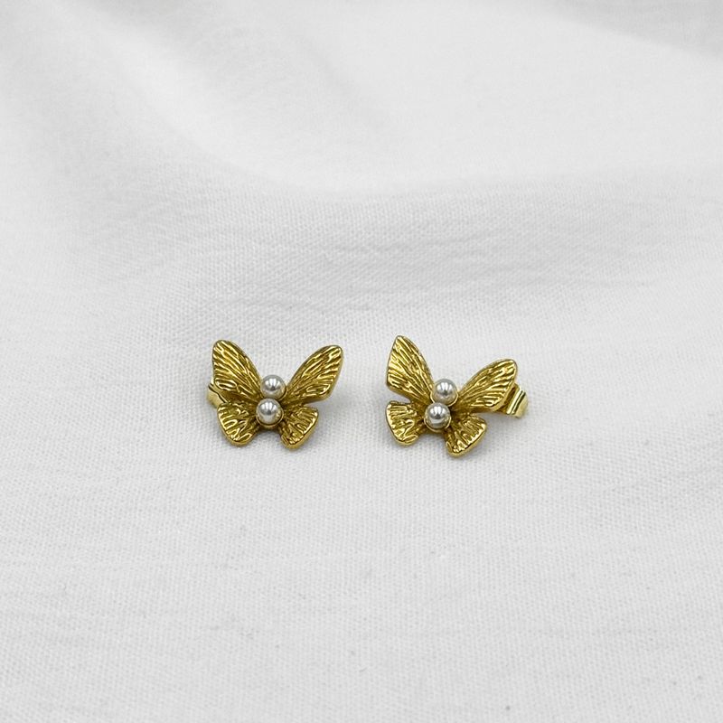 ARETES DE MARIPOSA TEXTURIZADA CON DOBLE PERLA EN ACERO AR3183G31 ARETES DE MARIPOSA TEXTURIZADA CON DOBLE PERLA EN ACERO AR3183G31