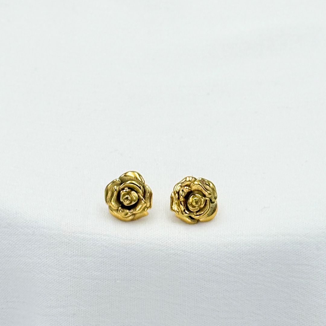 ARETES DE ROSA EN RELIEVE ESCULTÓRICO EN ACERO AR3185G30 ARETES DE ROSA EN RELIEVE ESCULTÓRICO EN ACERO AR3185G30