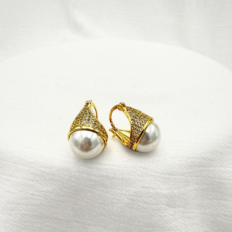 ARGOLLAS DE GALA CON CAPUCHÓN DE MICROPAVÉ Y PERLA GRANDE EN BAÑO DE ORO DE 18K  AG1891G36