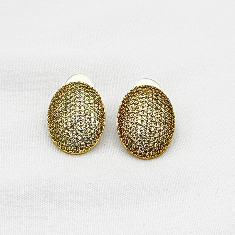 ARETES OVALADOS DE TIPO DOMO CON MICROPAVÉ DE CRISTALES EN BAÑO DE ORO DE 18K AR3174G30 ARETES OVALADOS DE TIPO DOMO CON MICROPAVÉ DE CRISTALES EN BAÑO DE ORO DE 18K AR3174G30