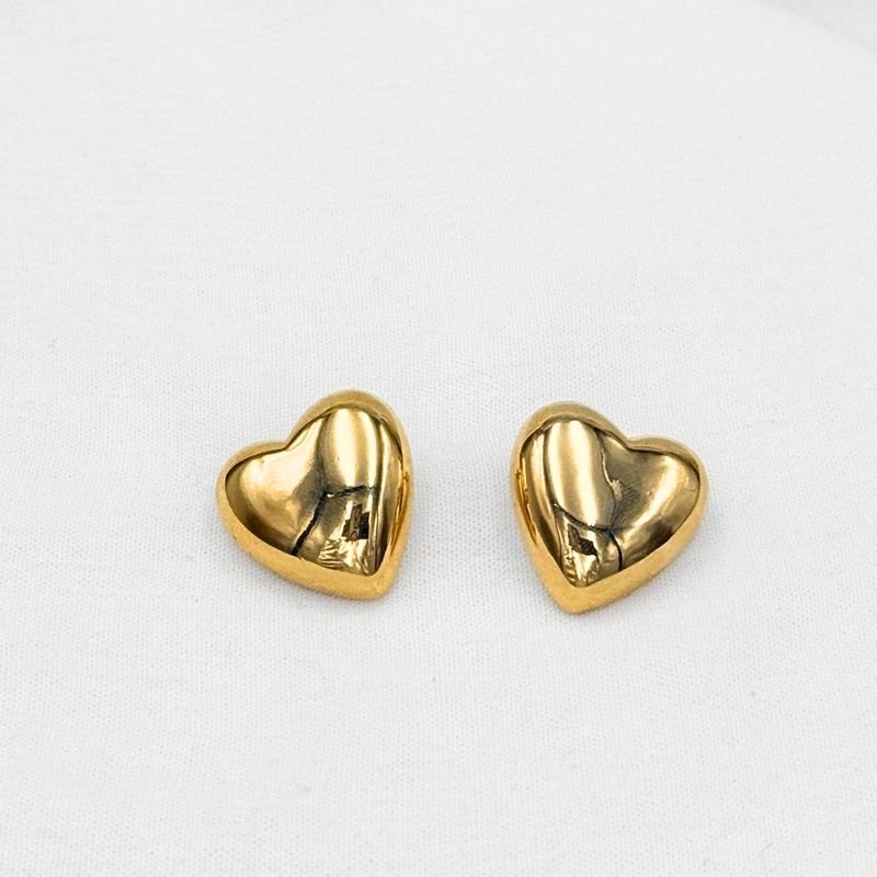 ARETES DE CORAZÓN VOLUMÉTRICO CON ACABADO PULIDO EN BAÑO DE ORO DE 18K AR3175G30 ARETES DE CORAZÓN VOLUMÉTRICO CON ACABADO PULIDO EN BAÑO DE ORO DE 18K AR3175G30