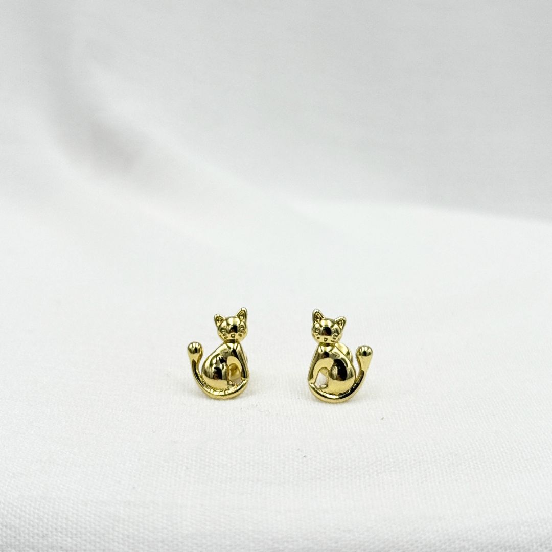 ARETES DE GATITO SENTADO CON ACABADO PULIDO EN BAÑO DE ORO DE 24K  AR3178G30