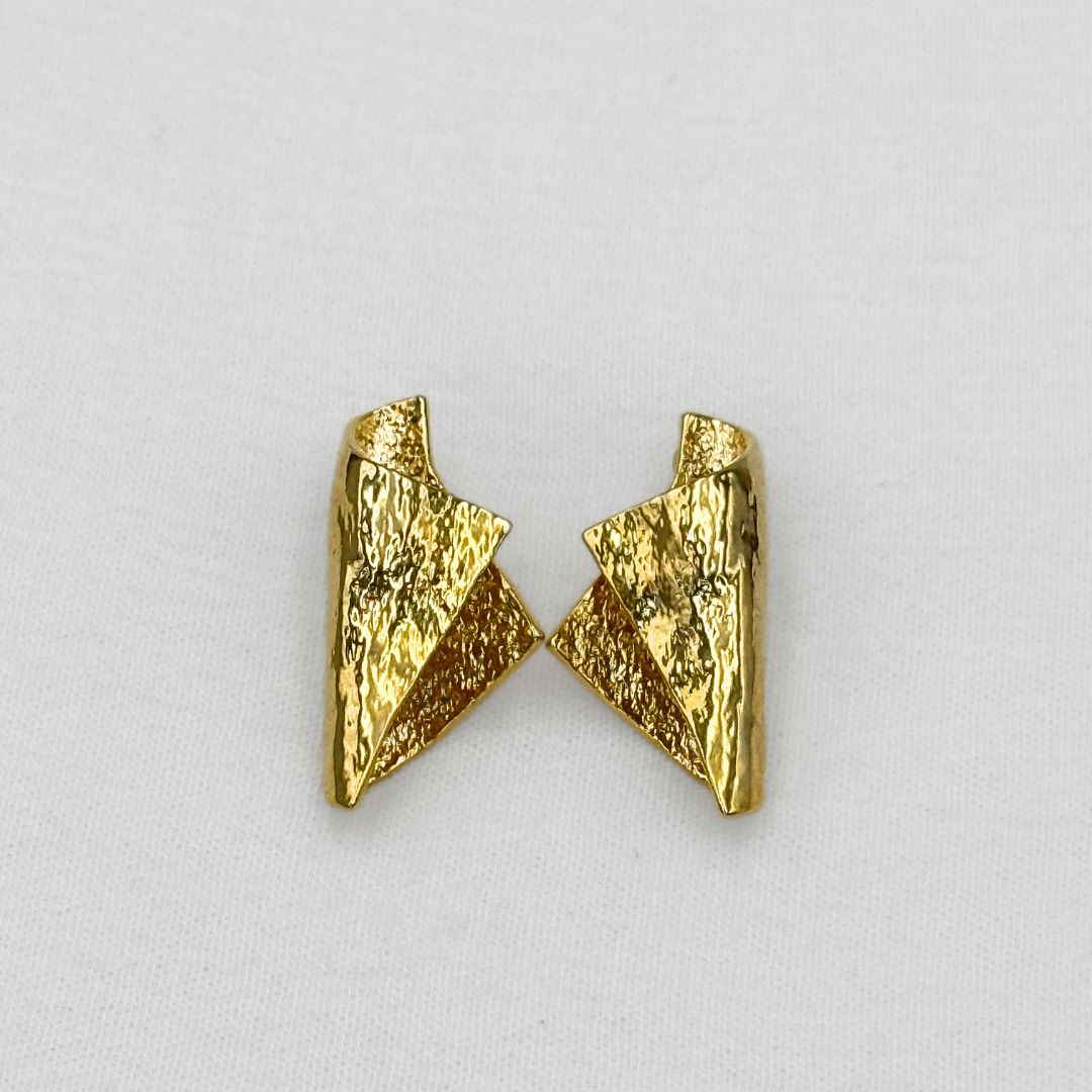 ARETES GEOMÉTRICOS DE DISEÑO PLEGADO CON TEXTURA MARTILLADA EN BAÑO DE ORO DE 24K  AR3169G31