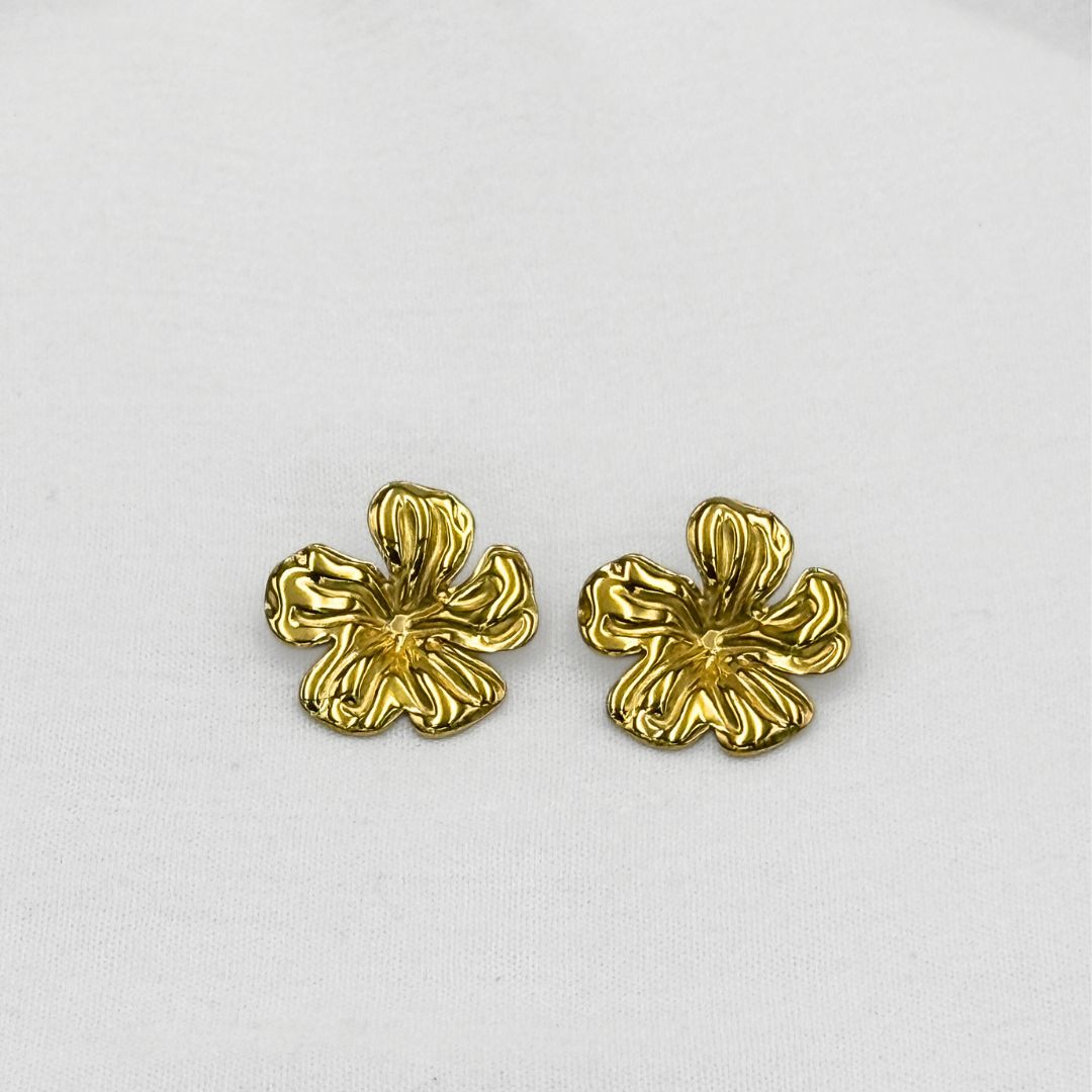 ARETES DE FLOR DE CINCO PÉTALOS CON RELIEVE ONDULADO EN ACERO AR3172G33 ARETES DE FLOR DE CINCO PÉTALOS CON RELIEVE ONDULADO EN ACERO AR3172G33
