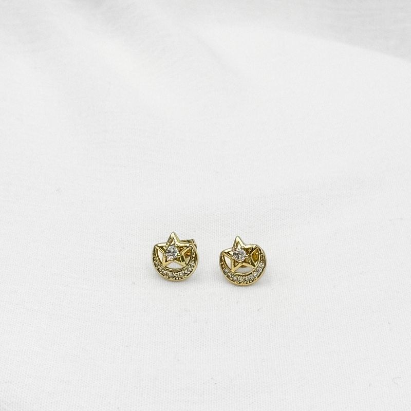 ARETES DE LUNA Y ESTRELLA CON MICROPAVÉ DE CRISTALES EN BAÑO DE ORO DE 18K AR3179G30 ARETES DE LUNA Y ESTRELLA CON MICROPAVÉ DE CRISTALES EN BAÑO DE ORO DE 18K AR3179G30