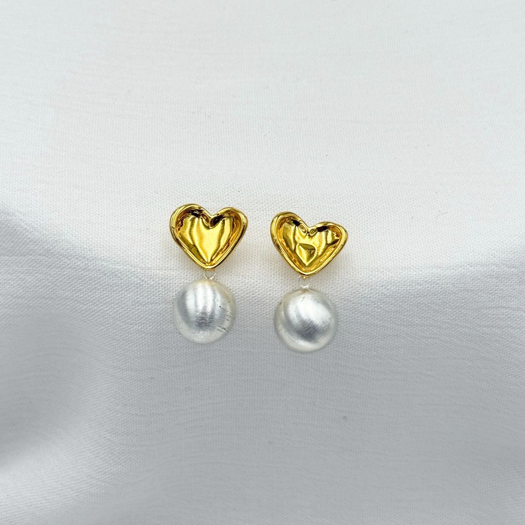 ARETES DE CORAZÓN ORGÁNICO CON PERLA COLGANTE EN BAÑO DE ORO DE 18K AR3184G31
