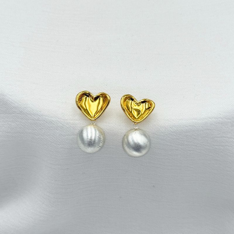 ARETES DE CORAZÓN ORGÁNICO CON PERLA COLGANTE EN BAÑO DE ORO DE 18K AR3184G31 ARETES DE CORAZÓN ORGÁNICO CON PERLA COLGANTE EN BAÑO DE ORO DE 18K AR3184G31