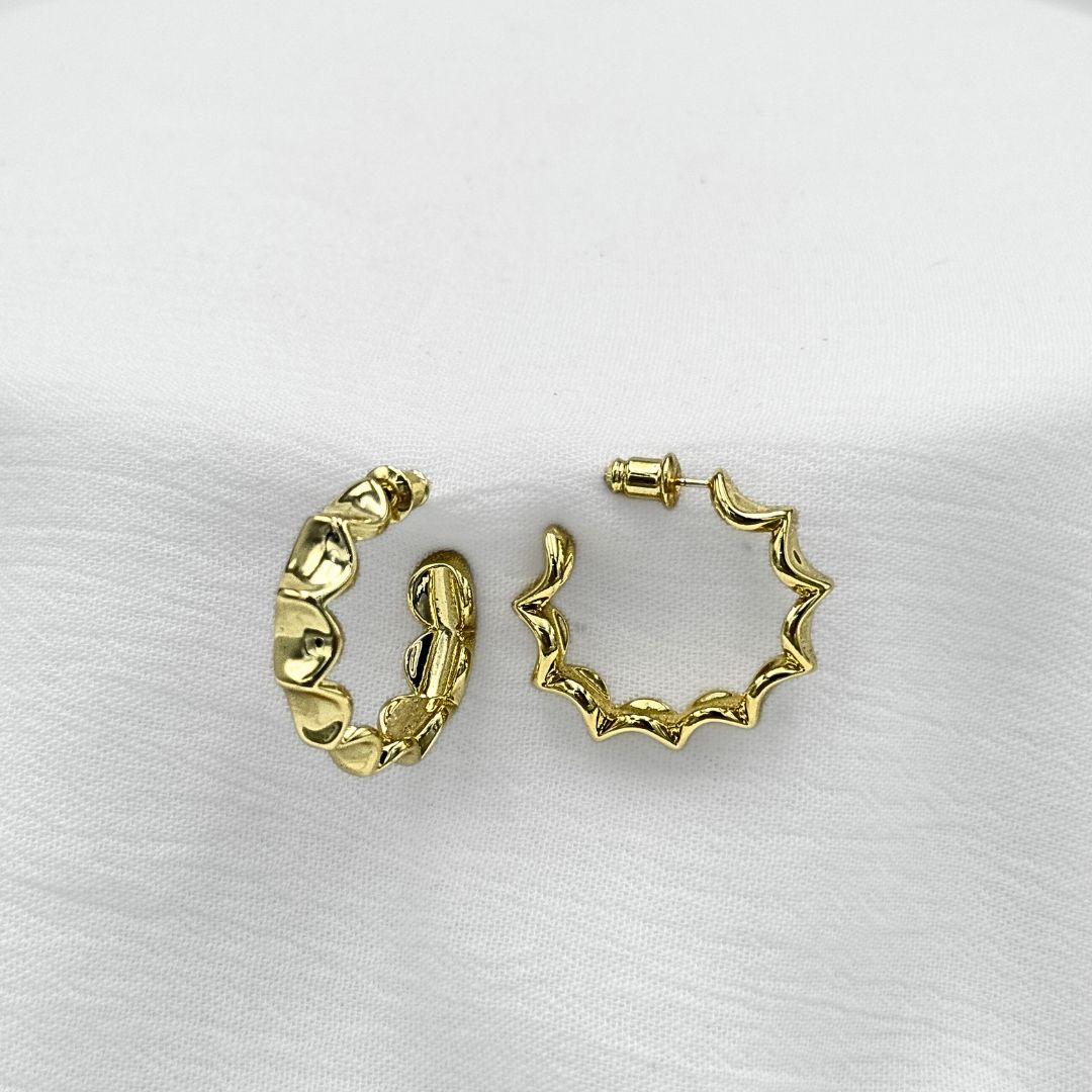 ARGOLLAS DE DISEÑO ONDULADO Y PERFIL DENTADO EN BAÑO DE ORO DE 24K  AG1894G32