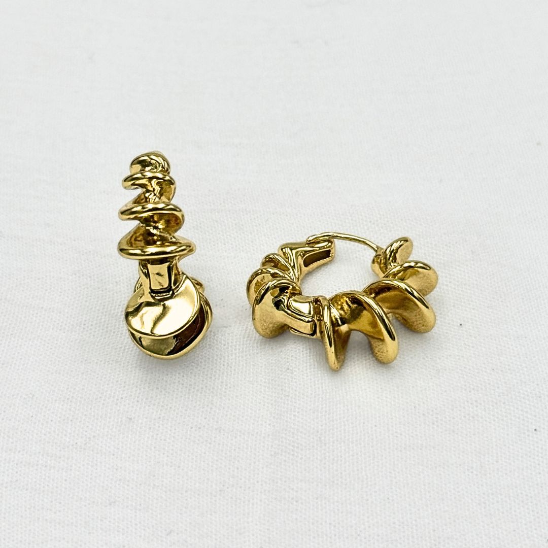 ARGOLLAS EN ESPIRAL ESCULTÓRICA CON ACABADO PULIDO EN BAÑO DE ORO DE 24K  AG1897G32