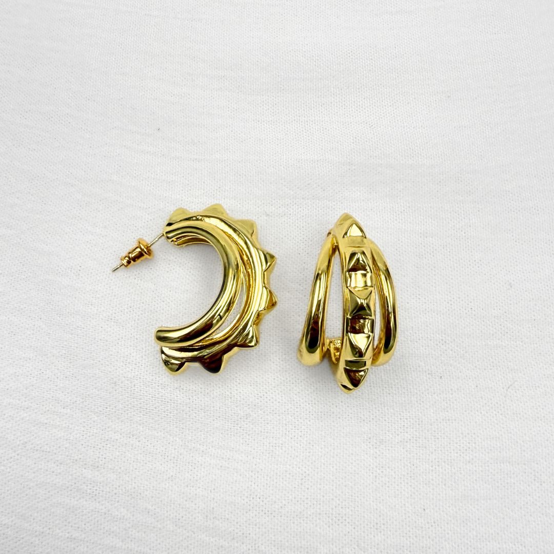 ARGOLLAS TRIPLE BANDA CON RELIEVE DE PICOS EN BAÑO DE ORO DE 24K AG1898G32 ARGOLLAS TRIPLE BANDA CON RELIEVE DE PICOS EN BAÑO DE ORO DE 24K AG1898G32