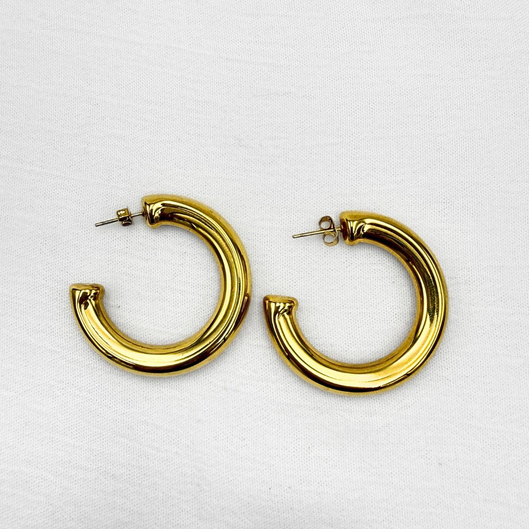 ARGOLLAS TUBULARES DE ARO ABIERTO CON ACABADO PULIDO EN BAÑO DE ORO DE 18K   AG1906G33