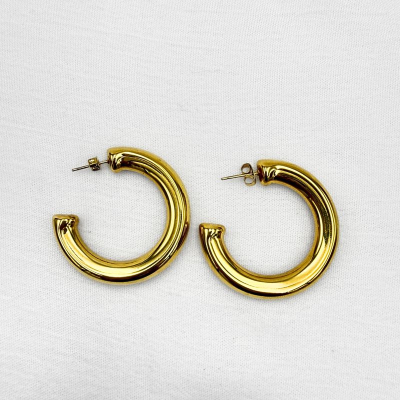 ARGOLLAS TUBULARES DE ARO ABIERTO CON ACABADO PULIDO EN BAÑO DE ORO DE 18K   AG1906G33