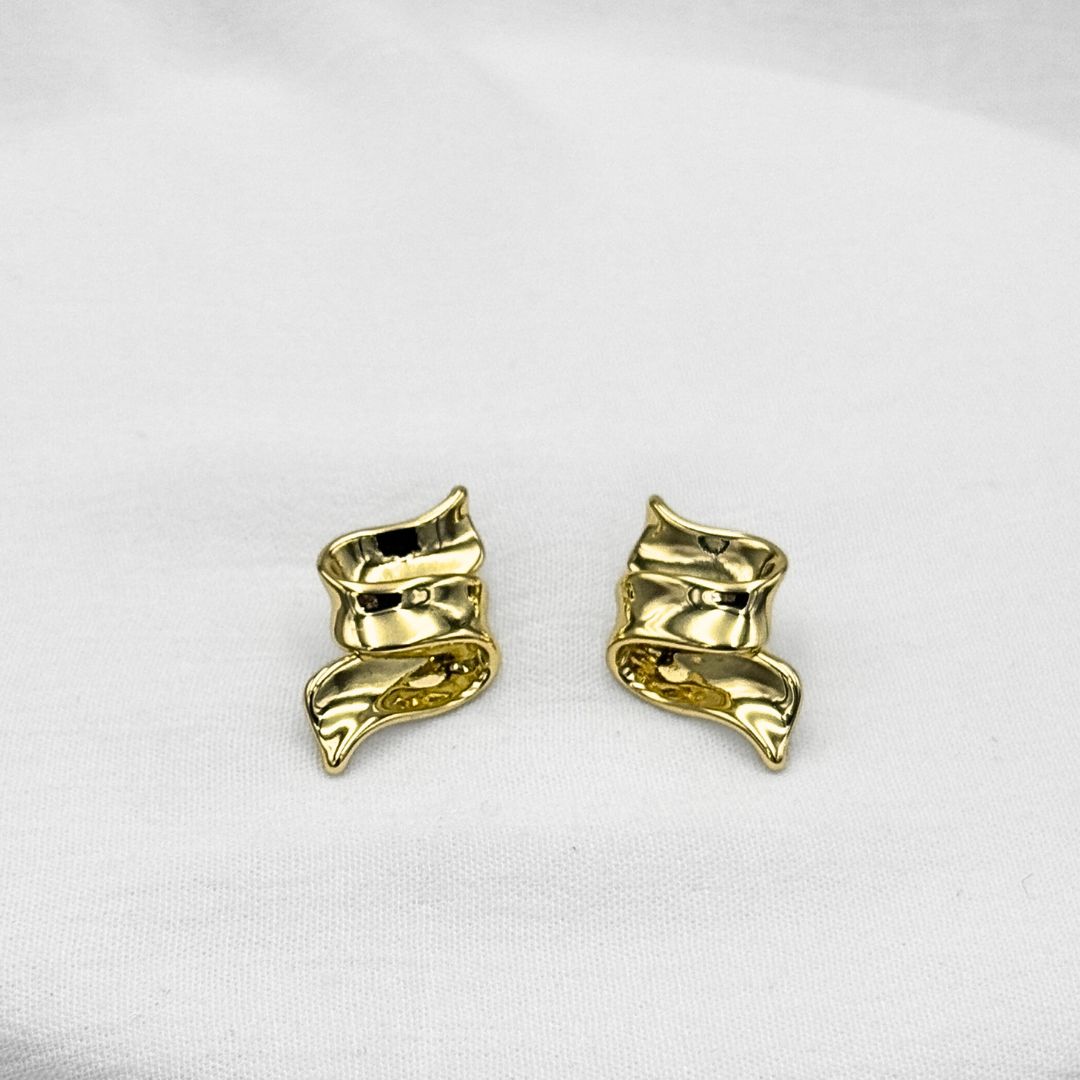 ARETES GEOMÉTRICOS DE CINTA ONDULADA EN BAÑO DE ORO DE 24K AR3173G31