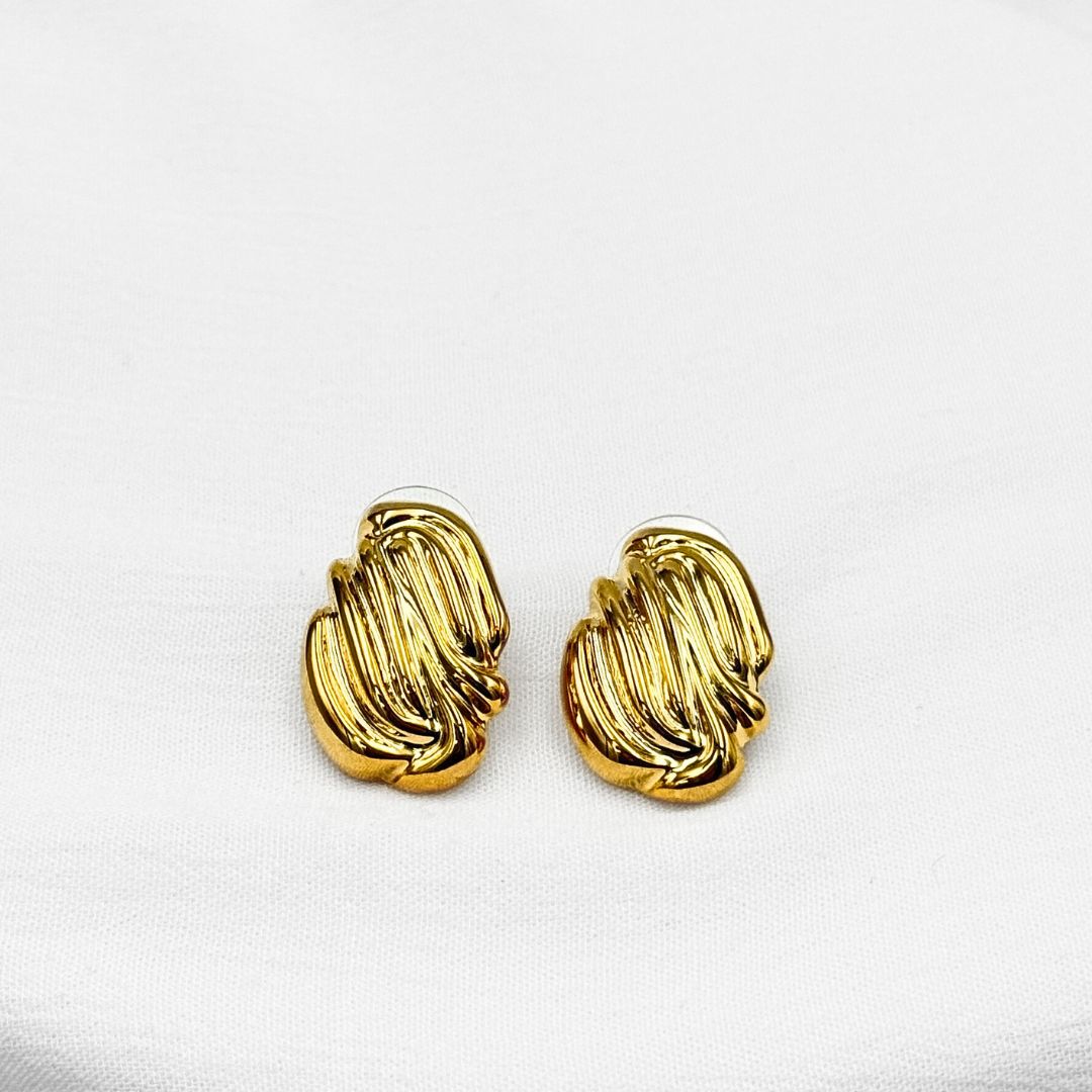 ARETES ESCULTURALES DE DISEÑO FLUIDO CON TEXTURA ACANALADA EN ACERO AR3176G30 ARETES ESCULTURALES DE DISEÑO FLUIDO CON TEXTURA ACANALADA EN ACERO AR3176G30