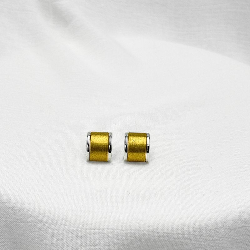 ARETES DE ARCO BITONO CON TEXTURA SATINADA EN BAÑO DE ORO DE 18K AR3180G33 ARETES DE ARCO BITONO CON TEXTURA SATINADA EN BAÑO DE ORO DE 18K AR3180G33