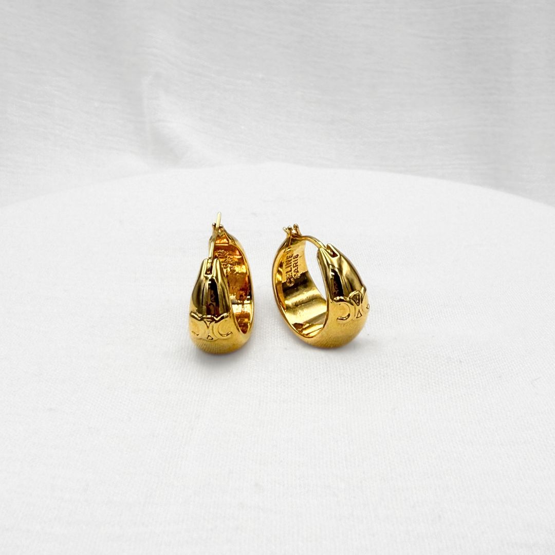 ARGOLLAS DE GOTA VOLUMÉTRICA CON SELLO EMBLEMÁTICO EN BAÑO DE ORO DE 18K  AG1895G33