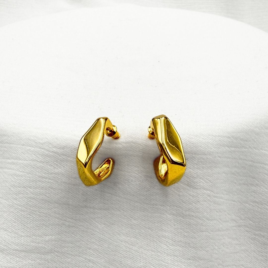 ARGOLLAS GEOMÉTRICAS DE DISEÑO IRREGULAR CON ACABADO PULIDO EN BAÑO DE ORO DE 18K   AG1893G35