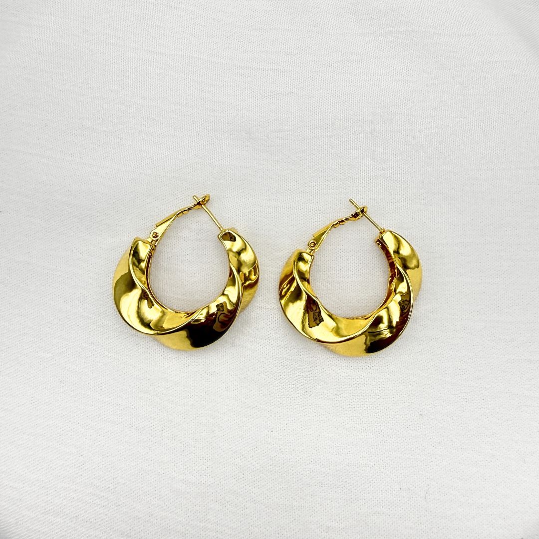 ARGOLLAS DE DISEÑO TRENZADO DINÁMICO CON ACABADO PULIDO EN BAÑO DE ORO DE 18K AG1905G33