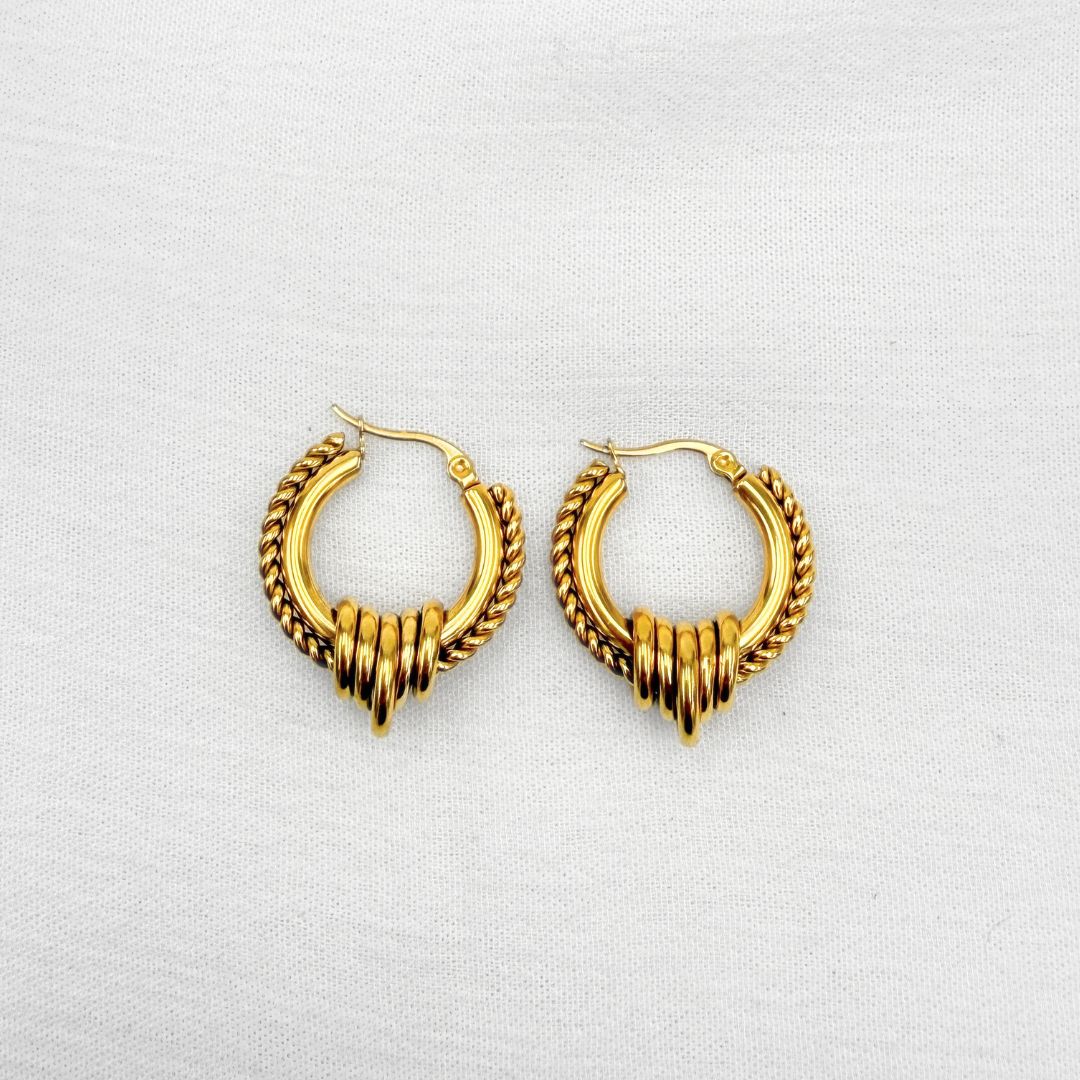 ARGOLLAS TRIPLE TEXTURA CON DISEÑO TRENZADO Y ANILLOS CENTRALES EN ACERO AG1900G30 ARGOLLAS TRIPLE TEXTURA CON DISEÑO TRENZADO Y ANILLOS CENTRALES EN ACERO AG1900G30