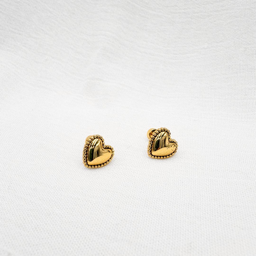 Aretes de Corazón con Borde Granulado de cierre de bolita AB0562G72