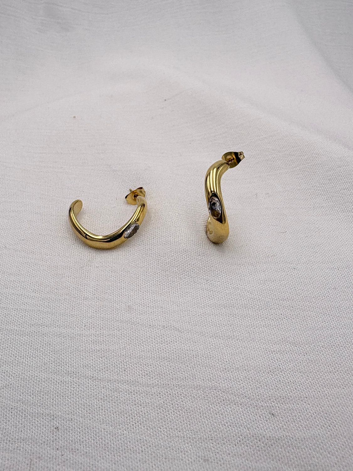 Argollas de forma organica con cristal central AG1919G106