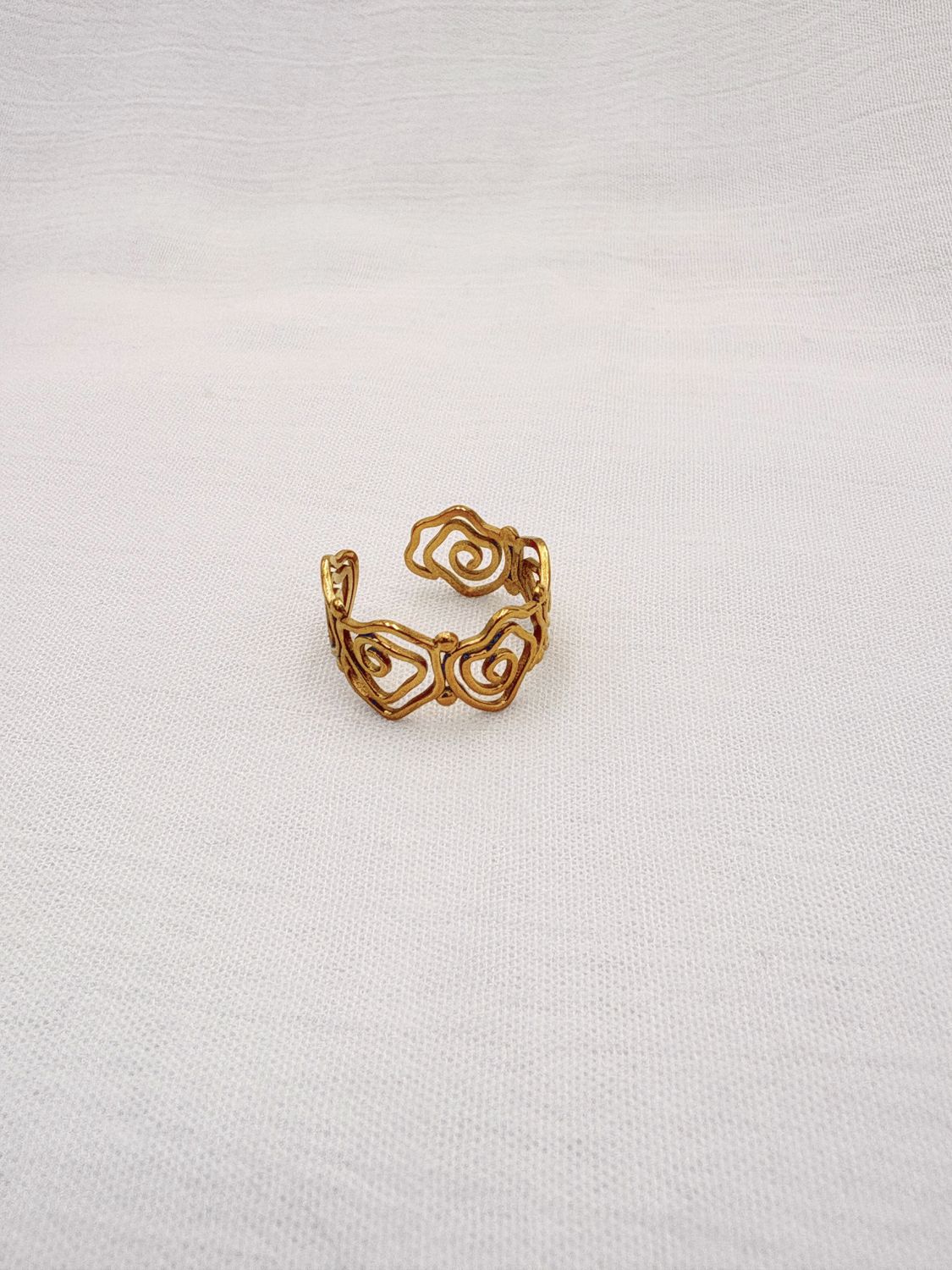 ANILLO AJUSTABLE DE FILIGRANA CON ESPIRALES EN FORMA DE FLOR  EN ACERO AN3920G66