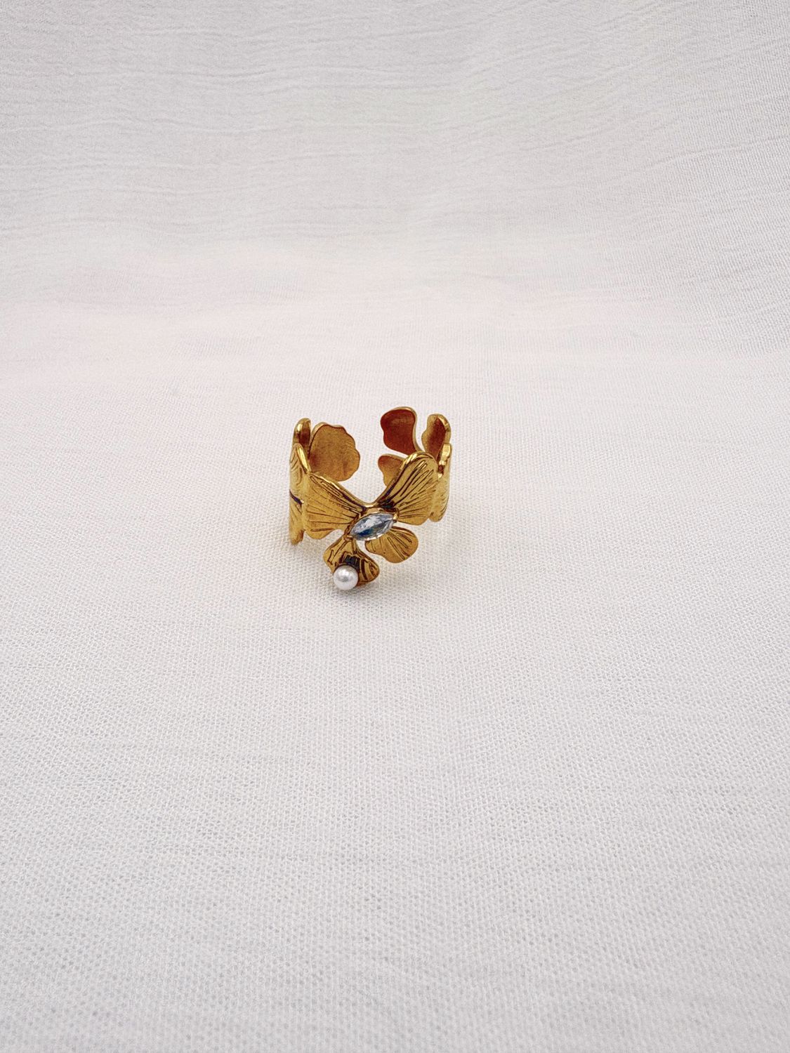 ANILLO AJUSTABLE DE HOJAS CON CRISTAL MARQUÍS Y PERLA AN3919G128 ANILLO AJUSTABLE DE HOJAS CON CRISTAL MARQUÍS Y PERLA AN3919G128