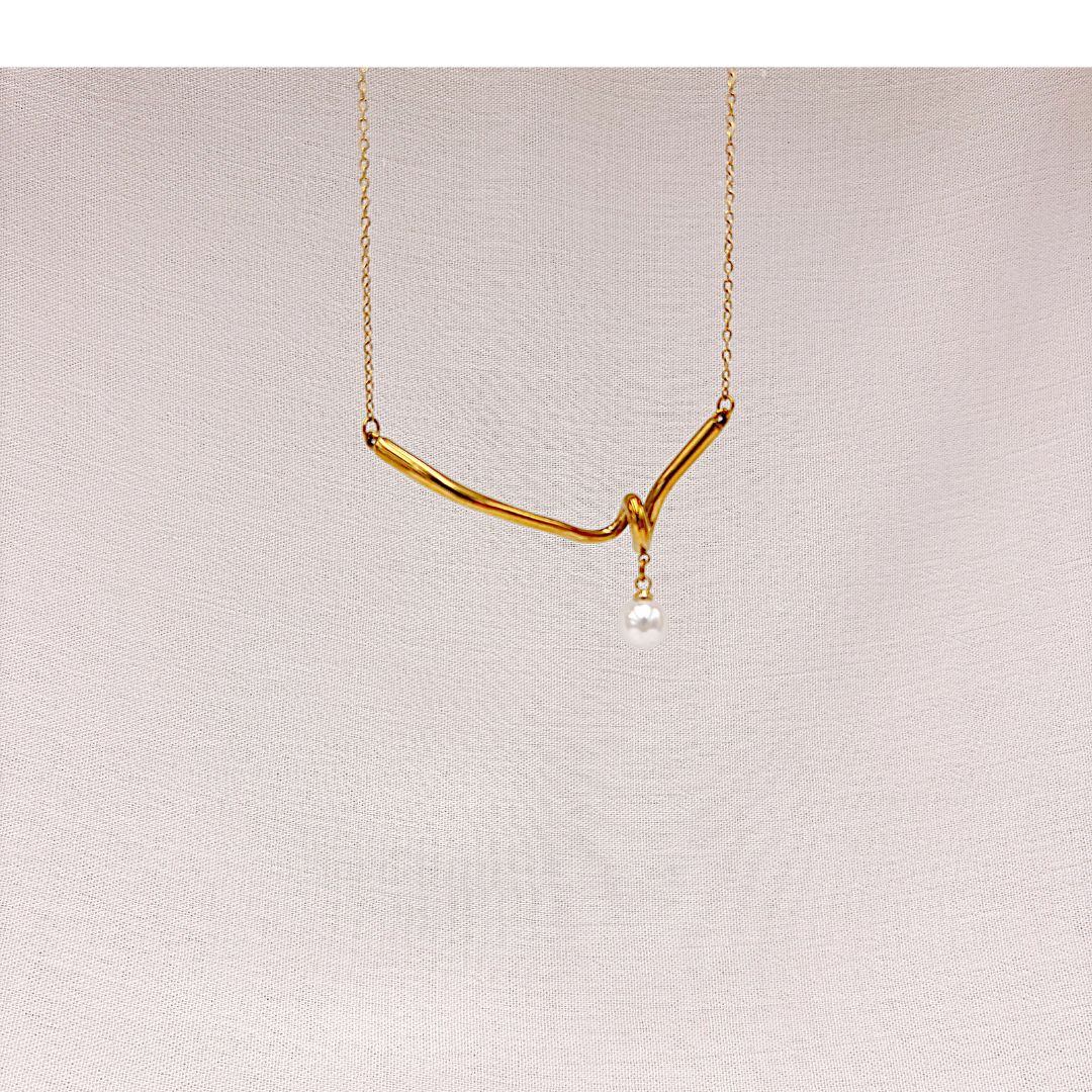 COLLAR DE BARRA ORGÁNICA COLLAR DE BARRA ORGÁNICA "NUDO" CON PERLA EN ACERO CO1904G69