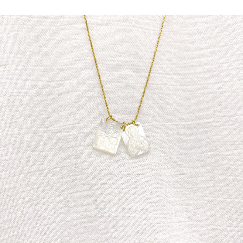 COLLAR ESCAPULAR DE MADREPERLA CON LA VIRGEN DEL CARMEN Y EL SAGRADO CORAZÓN DE JESÚS  CO1905G40