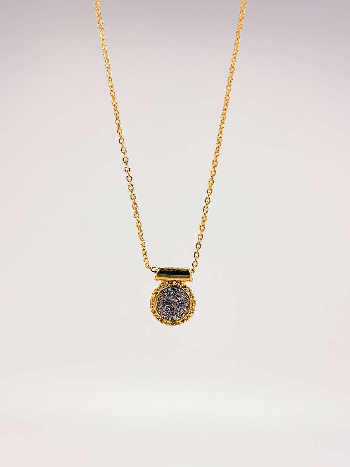 Collar con medalla de san benito bicolor en baño de oro CO1915G44