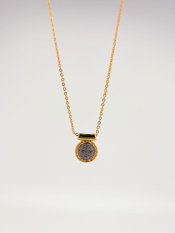 Collar con medalla de san benito bicolor en baño de oro CO1915G44