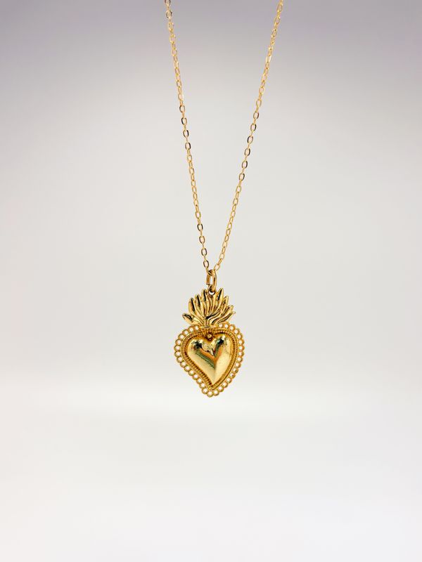 Collar con dije de corazón de Jesús  baño de oro CO1913G30