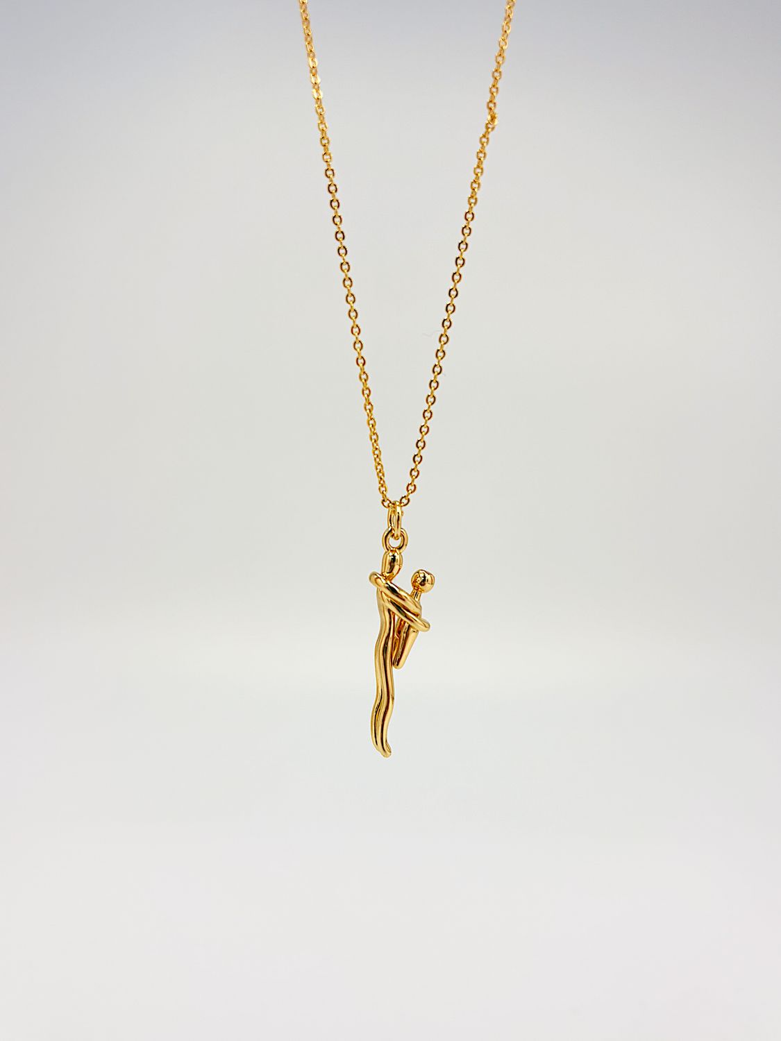 Collar  con dije de abrazo eterno en baño de oro CO1914G94
