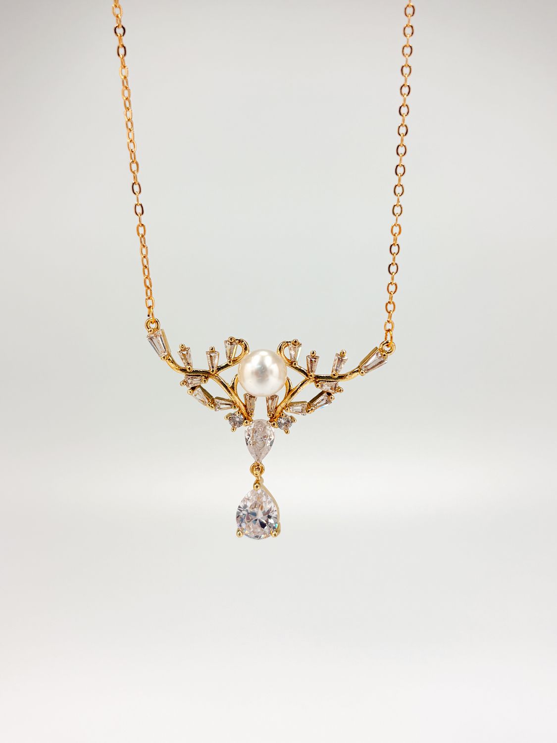 Collar de estructura orgánica con perla central y circonias en baño de oro CO1916G53 Collar de estructura orgánica con perla central y circonias en baño de oro CO1916G53