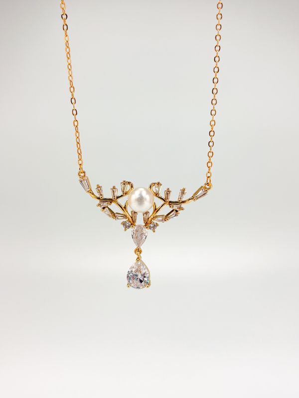 Collar de estructura orgánica con perla central y circonias en baño de oro CO1916G53 Collar de estructura orgánica con perla central y circonias en baño de oro CO1916G53