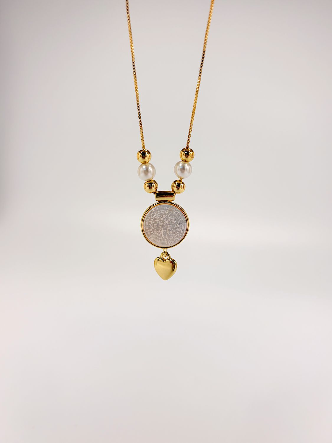 Collar con medalla de san benito en nácar y perlas en baño de oro CO1917G65