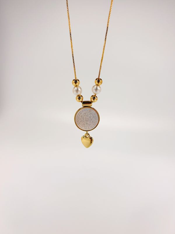 Collar con medalla de san benito en nácar y perlas en baño de oro CO1917G65