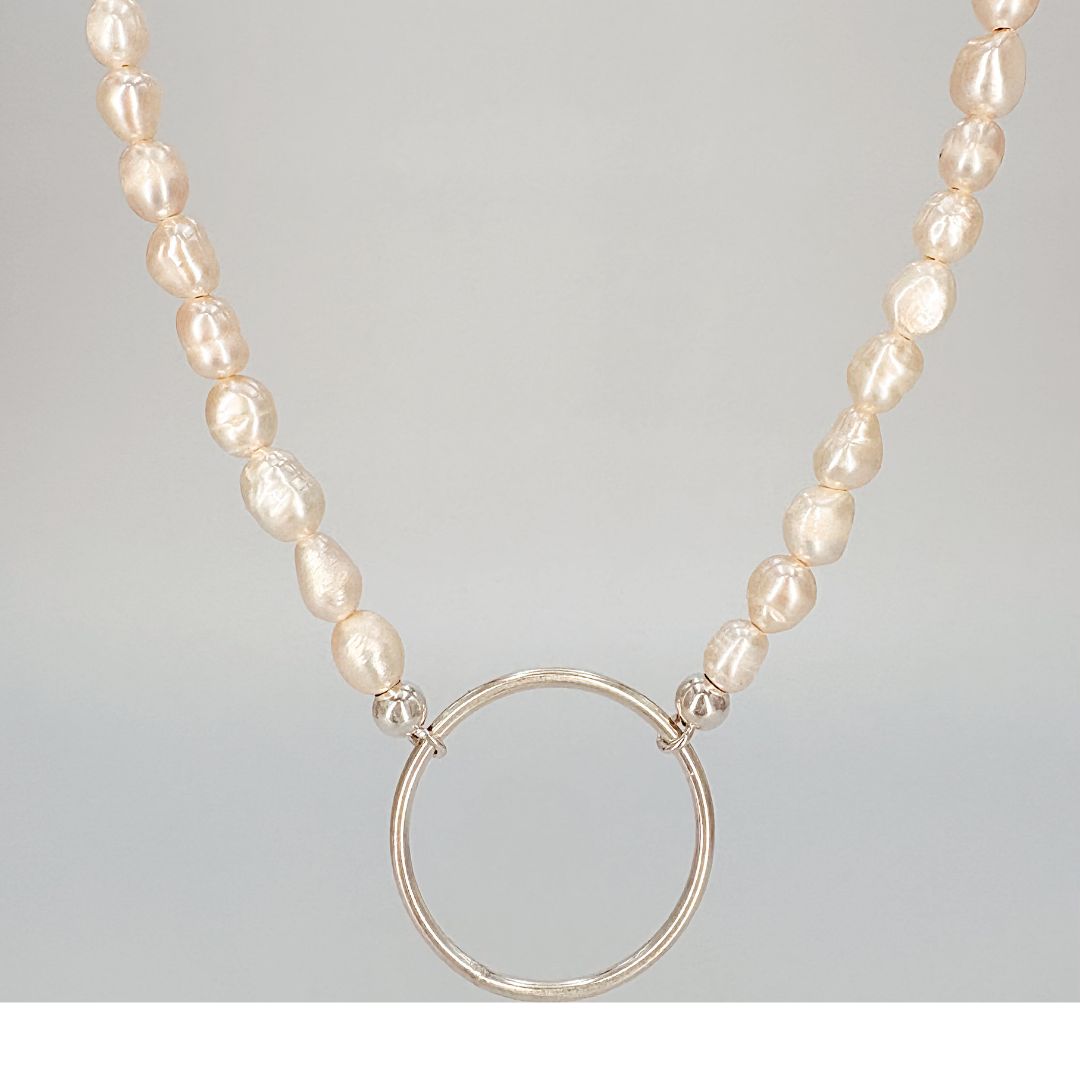 Collar de perlas cultivadas barrocas y aro central en plata CO1918F39 Collar de perlas cultivadas barrocas y aro central en plata CO1918F39