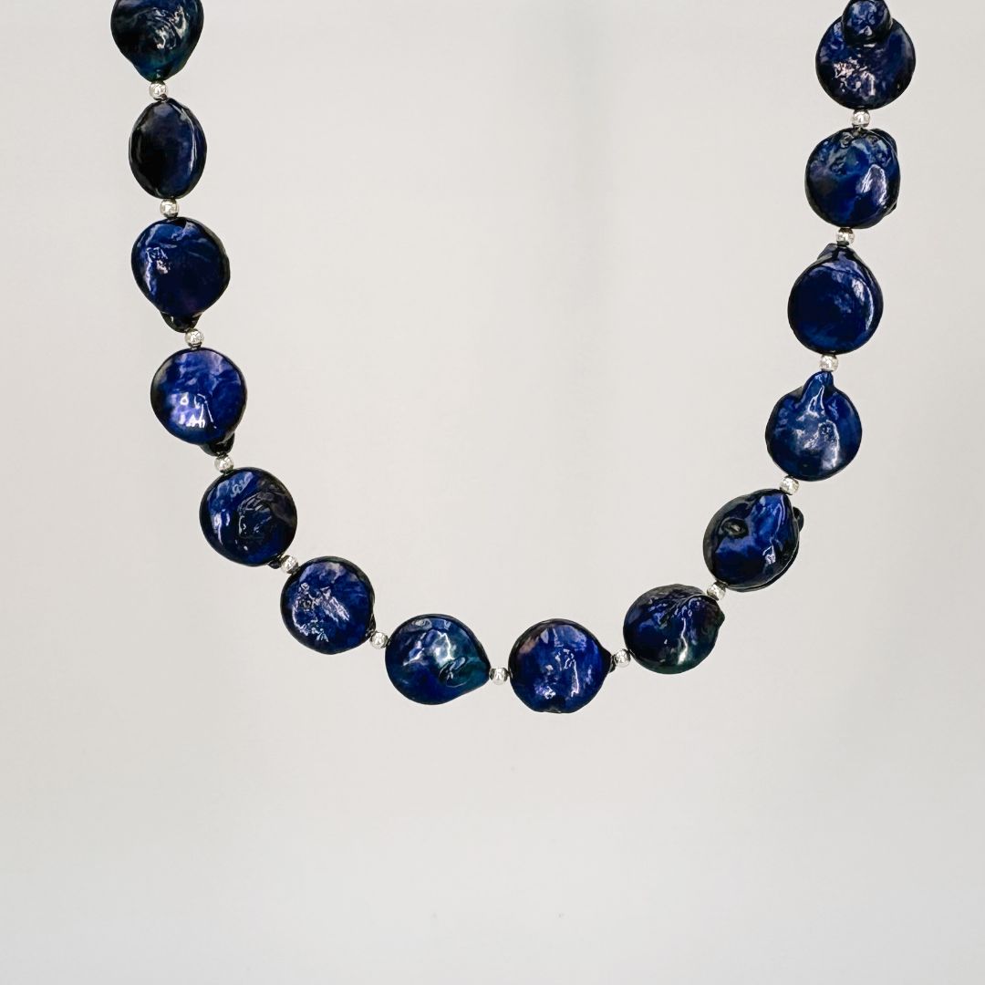 Collar de perlas barrocas azul cobalto y balines de plata CO1922F41 Collar de perlas barrocas azul cobalto y balines de plata CO1922F41