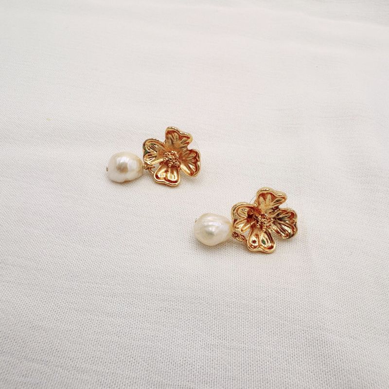 ARETES DE FLOR CON BAÑO DE ORO CON PERLA CULTIVADA AR3191G56 ARETES DE FLOR CON BAÑO DE ORO CON PERLA CULTIVADA AR3191G56