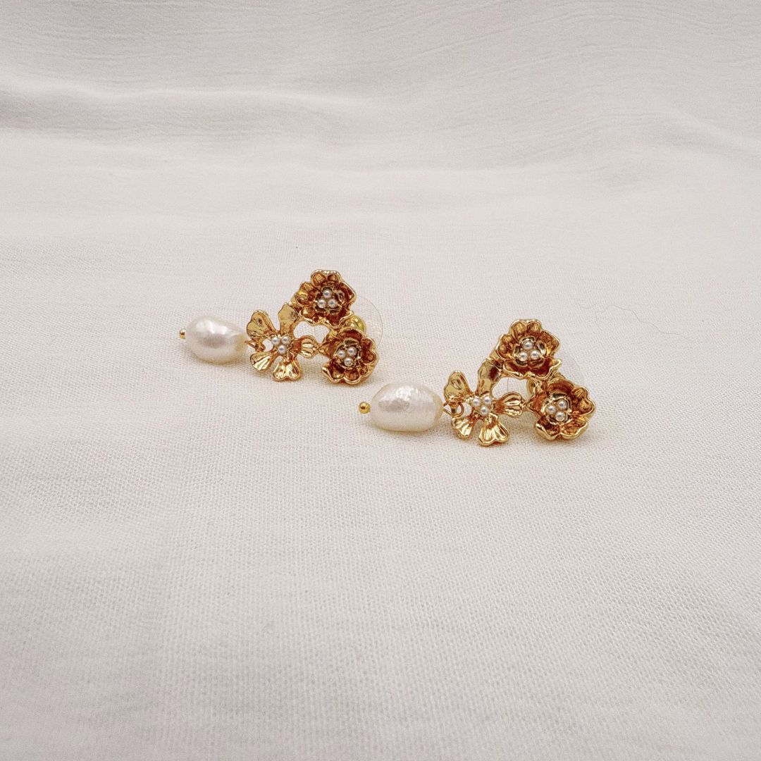 ARETE DE TRES FLORES Y PERLA CULTIVADA BAÑO DE ORO AR3193G53 ARETE DE TRES FLORES Y PERLA CULTIVADA BAÑO DE ORO AR3193G53