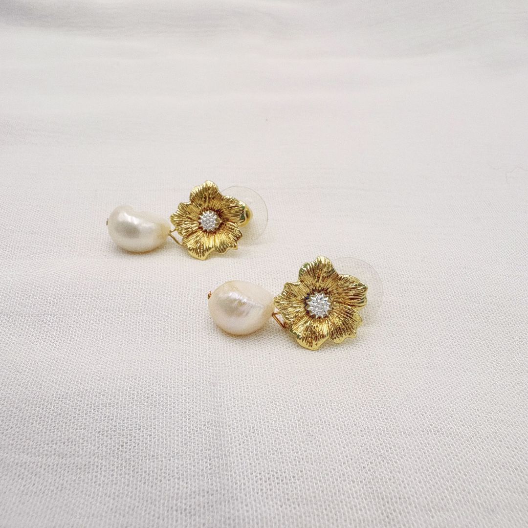 ARETES DE FLOR CON PERLA BAÑO DE ORO AR3192G45 ARETES DE FLOR CON PERLA BAÑO DE ORO AR3192G45